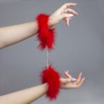 Kajdanki Marabou – czerwone, z futerkiem, do delikatnej dominacji - obrazek 2